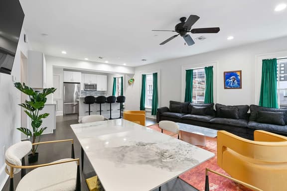 The Melody Hotel Funk Room Luxury Suite, Real NOLA